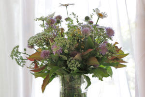 Wiesenblumenstrauß 'impressionistisch' vor Fensterarrangement Wiesenblumenstrauß 'impressionistisch' vor Fensterarrangement